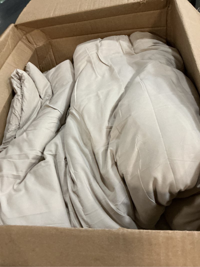 Condition photo showing Good Condition for litanika oatmeal oversized queen comforter, 3 pieces tufted boho farmhouse bedding comforter sets, lightweight fluffy comforter bed set for all season (98x98in comforter and 2 pillowcases) 02-oatmeal oversized queen (98"x98")