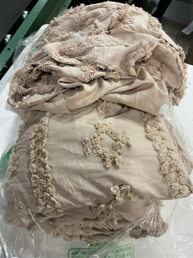 Condition photo showing Good Condition for bedsure tufted boho comforter set queen size - khaki boho bed set, gentlesoft™ 3 pieces farmhouse-style embroidery bedding, gifts for woman, soft jacquard queen comforter for all seasons queen 09 - khaki - elegant