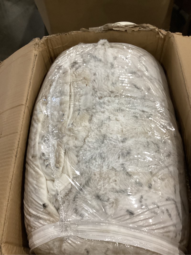 Condition photo showing Good Condition for Madison Park Zuri Soft Plush Comforter Set, Faux Fur Animal Stripes Design, Faux Mink On The Reverse, Modern All Season Bedding Set with Matching Sham, King, Snow Leopard 4 Piece King Snow Leopard