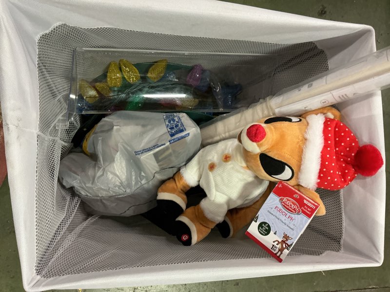 Condition photo showing As Is for Assorted Accessories For Home Decoration