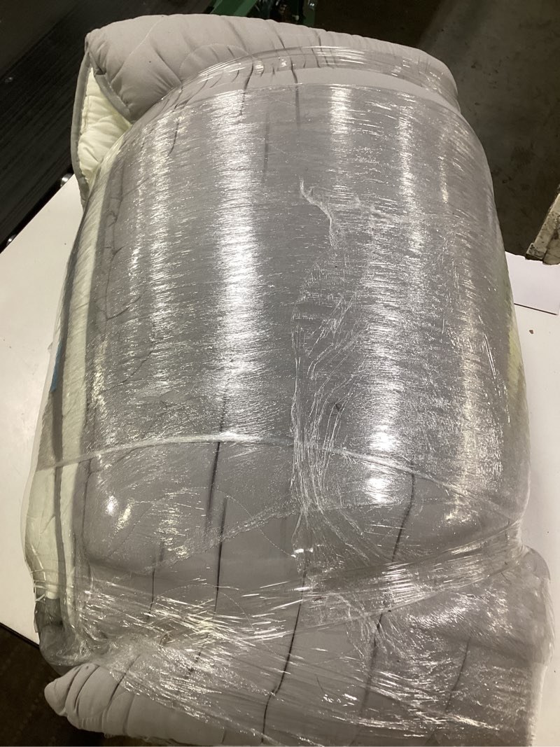 Condition photo showing As Is for Similar gray Quilt Set King Size 1 Piece, Bailey Pattern Printed Bedding Coverlet Set, Lightweight Soft Reversible Bedspread Sets for All Season (1 Quilt & 2 Pillow Shams) King Multicolor