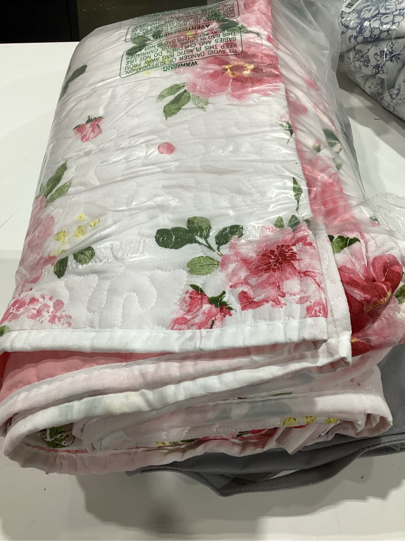Condition photo showing Good Condition for uozzi bedding floral quilt set 2 pieces twin size white pink flower soft microfiber lightweight summer reversible coverlet bedspread for all season -1 quilt 88 * 88 + 1 pillow sham pink-flowers twin 68*86 in