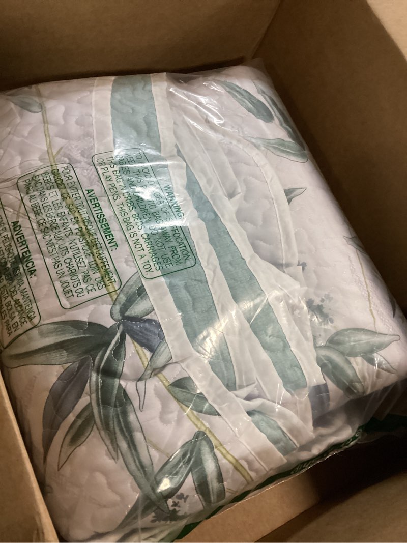 Condition photo showing Good Condition for Botanical Quilt Set 3 Pieces Full/Queen Size, Green Leaves Printed on White Reversible Bedspread Coverlet Set, Soft Microfiber Lightweight Bed Cover for All Season (90" x 90", 1 Quilt+ 2 Pillow Shams) Green Leaves Queen-90" x 90" (1 Quilt + 2 Pillow Shams)