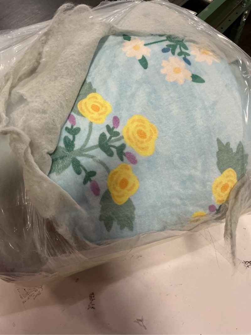 Condition photo showing New/Like New for YIHOUSE Orange Floral Washable Area Rug 5'x7'- Small Colorful Living Room Rug Ultra-Thin Non-Slip Area Rug for Bedroom, Nursery Room, Kids Room (blue, 5x7ft) blue 5' x 7' (Rectangular)