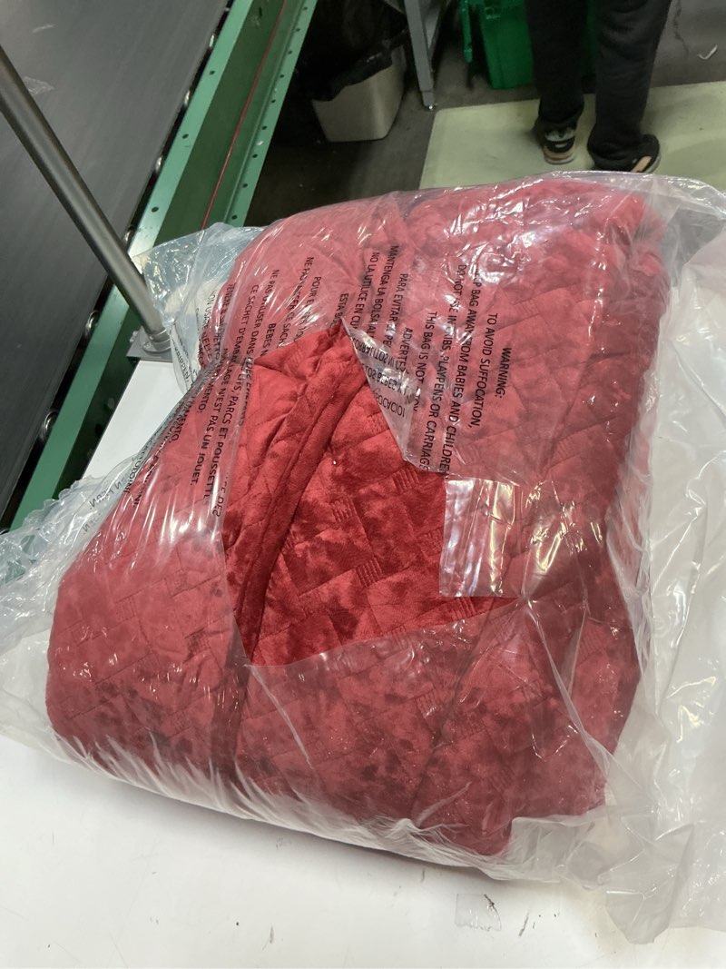 Condition photo showing Good Condition for Velvet Bedspread Quilt Bedding Sets,Luxury Elegant Ultra Soft Velvet Comforters Coverlet Blankets,Weave Stitching Pattern Cotton Quilted Bedspread for All Seasons,Red,King Size Burgundy King (96by108 inch)