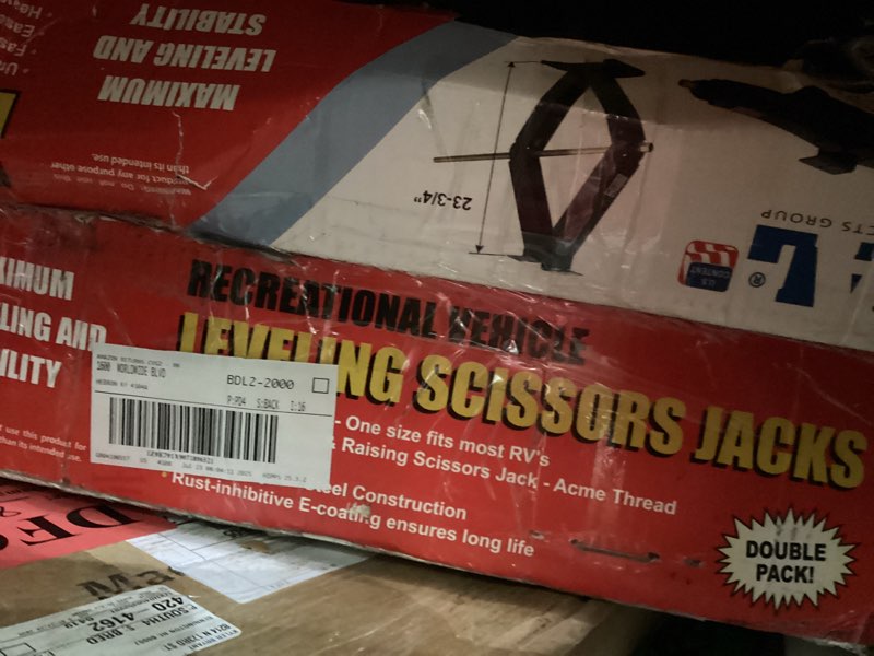 Leveling scissors jacks