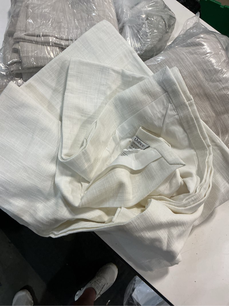 Condition photo showing Good Condition for quince textured cotton 48”x84” crtian in white