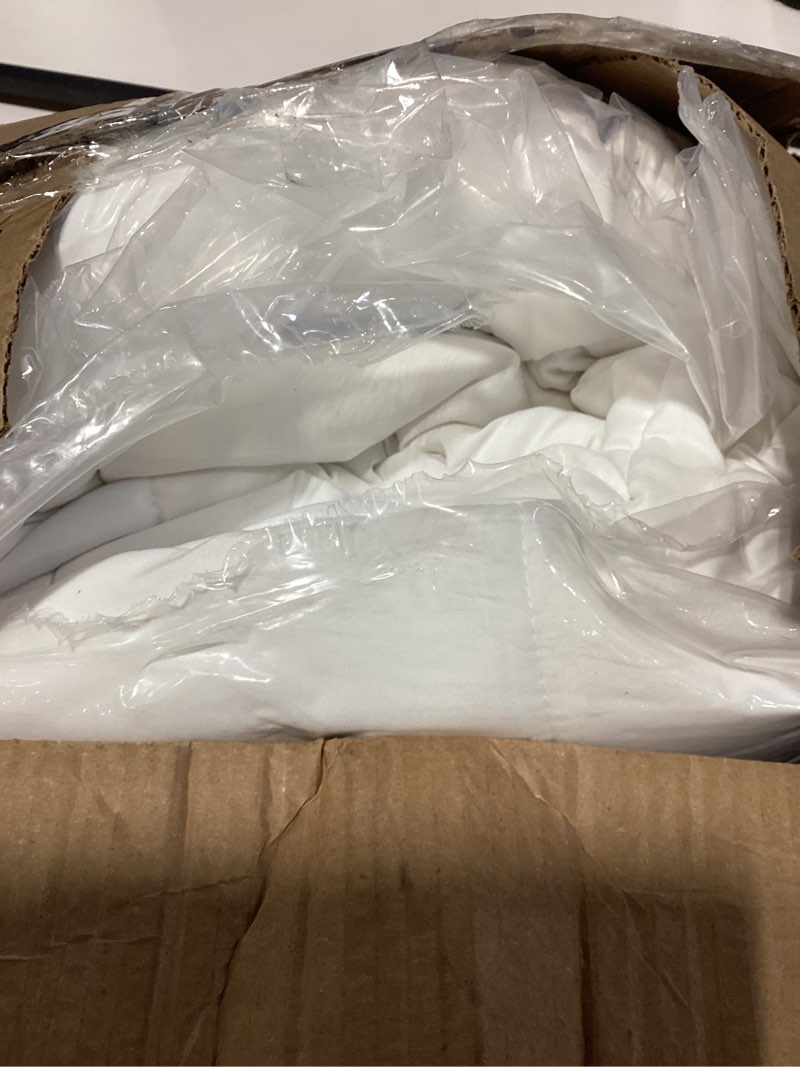 Condition photo showing Good Condition for EASELAND King Size Down Alternative Comforter - Quilted Duvet Insert for All Seasons, Soft Lightweight with Corner Tabs, Summer Winter Warm Bedding, White 90x102 Inches King White