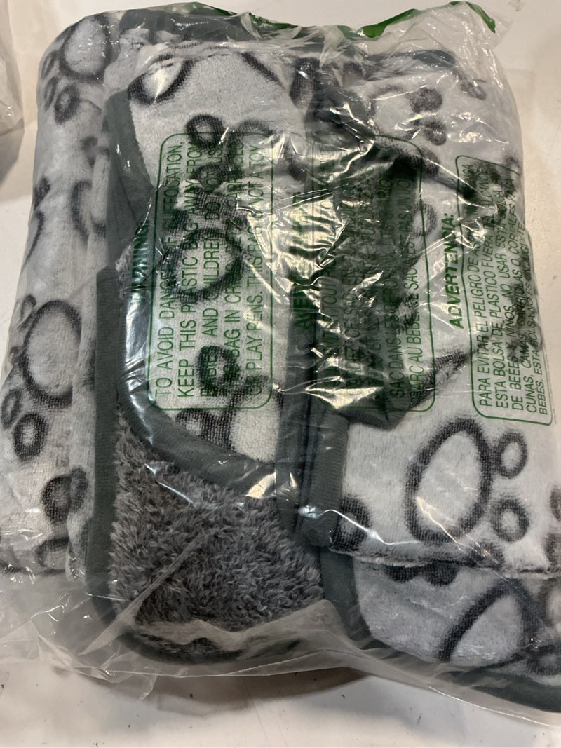 Condition photo showing Good Condition for Luciphia 1 Pack 3 Blankets Fluffy Premium Fleece Pet Blanket Flannel Paw Printed Throw for Dog Cat Grey Paw Large(41"x31",Pack of 3) 41x31 inch (Pack of 3) Grey-paw Line