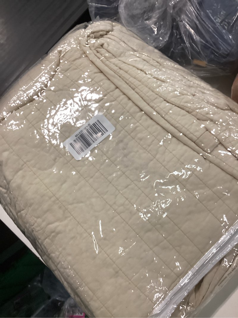 Condition photo showing New/Like New for organic cotton stripe stitch quilt, king/cal king, sand