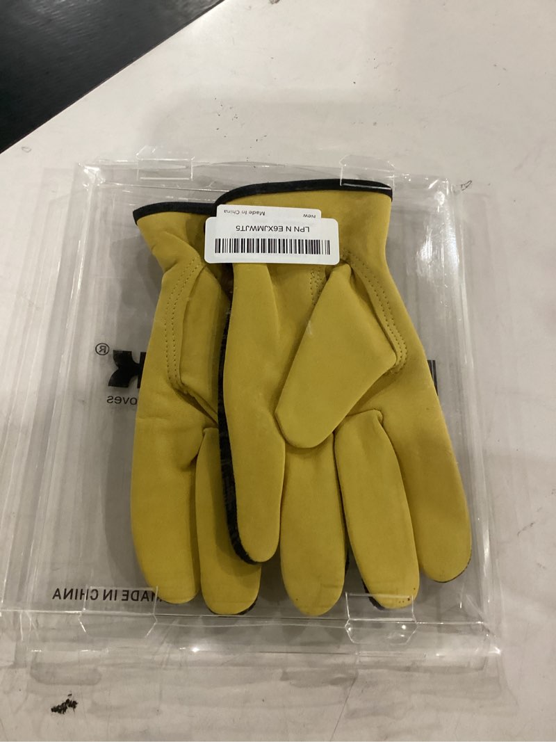 Condition photo showing Good Condition for feishdek branded children's gardening gloves(product info unknown)