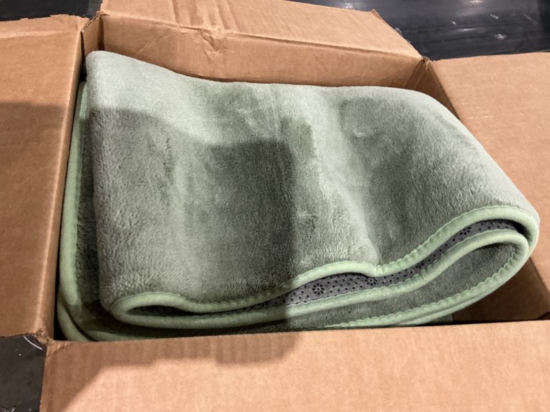 Condition photo showing As Is for amearea modern area rugs for bedroom living room, 4x6 feet sage green thickened memory foam rug, fluffy indoor washable rugs non slip minimalist carpet for kids boys girls dorm nursery room decor 4' x 6' (rectangular) sage green