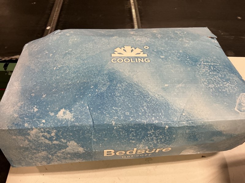 Condition photo showing New/Like New for bedsure cooling comforter king size - cooling blankets for hot sleepers, lightweight comforter for summer with dual-sided cool tech, soft breathable cold blanket for sleeping, blue, 102x90 inches light blue king (102" x 90")