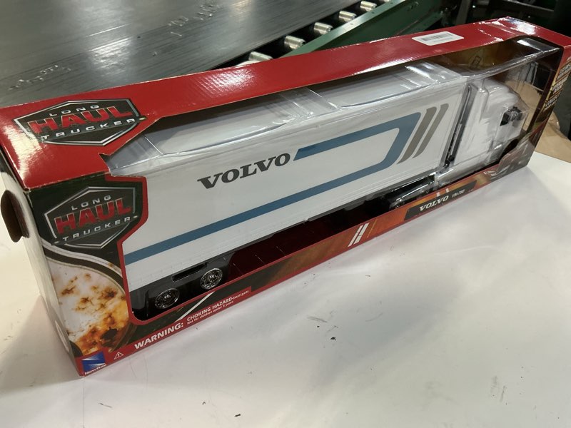 Condition photo showing New/Like New for new-ray volvo tractor and trailer vn-780 1/32 scale pre-built model semi truck white