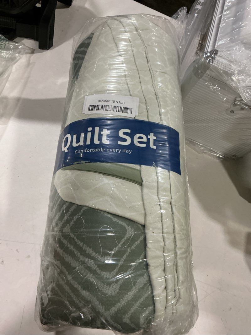 Condition photo showing Good Condition for cottolester green king size quilt set,striped plaid bedspread coverlet set,boho summer bedding set soft microfiber bedding set with 2 pillow shams 110"x90" king green