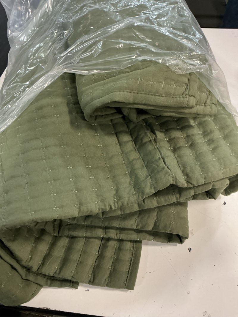 Condition photo showing Good Condition for wrensonge queen quilt-3 pieces lightweight bedspreads olive green queen size quilt bedding set for all seasons, soft summer coverlet with 2 pillow shams suitable for bed & couch olive green full/queen (90"x 94")