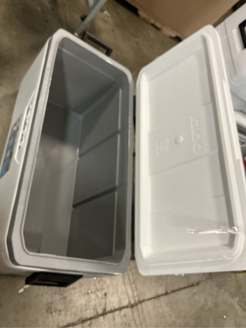 Condition photo showing Good Condition for igloo 150 quart maxcold cooler