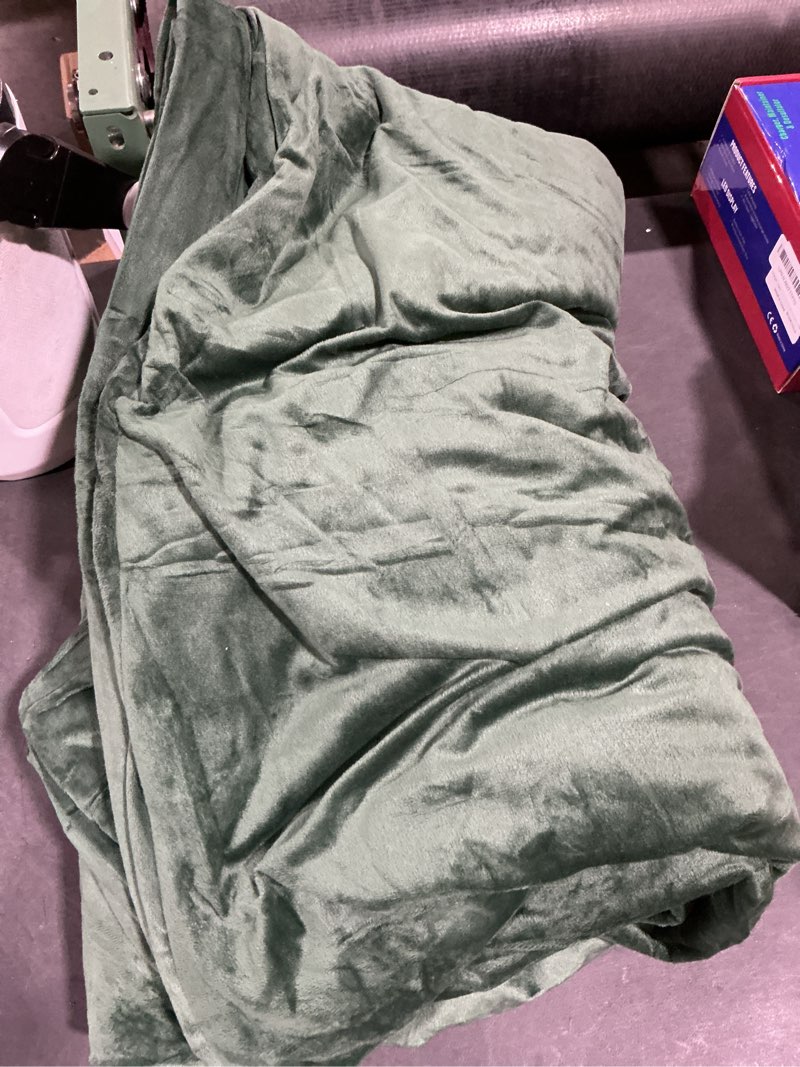 Condition photo showing As Is for (Only blanket) WARMDERN Emerald Green Flannel Velvet Duvet Cover King Size Duvet Cover Bedding Sets, 3pcs Ultra Soft Luxury Textured Modern Crystal Velvet Duvet Covers with Zipper Closure(Emerald Green, King) Emerald Green King