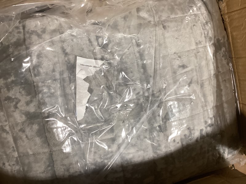 Condition photo showing Good Condition for RECYCO Luxury Velvet Quilt Set Full Queen Size, Lightweight Velvet Comforter Set, Oversized Bedspread Coverlet Quilted Bedding Set, with 2 Matching Pillow Shams, for All Season, Gray Full/Queen (88" x 92") Gray