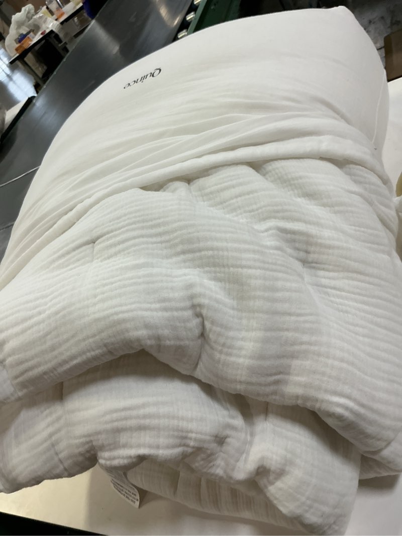 Condition photo showing As Is for organic cotton gauze dream quilt color: white size: king/cal king