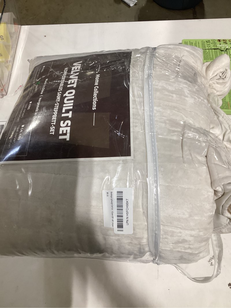 Luxury Soft Velvet Quilt Set Full Queen Size - Lightweight Velvet Bedding Set for All Season, Oversized Bedspread Coverlet Comforter Set with 2 Pillow Shams, Cream White, Striped Striped Full/Queen (90" x 96") Cream White