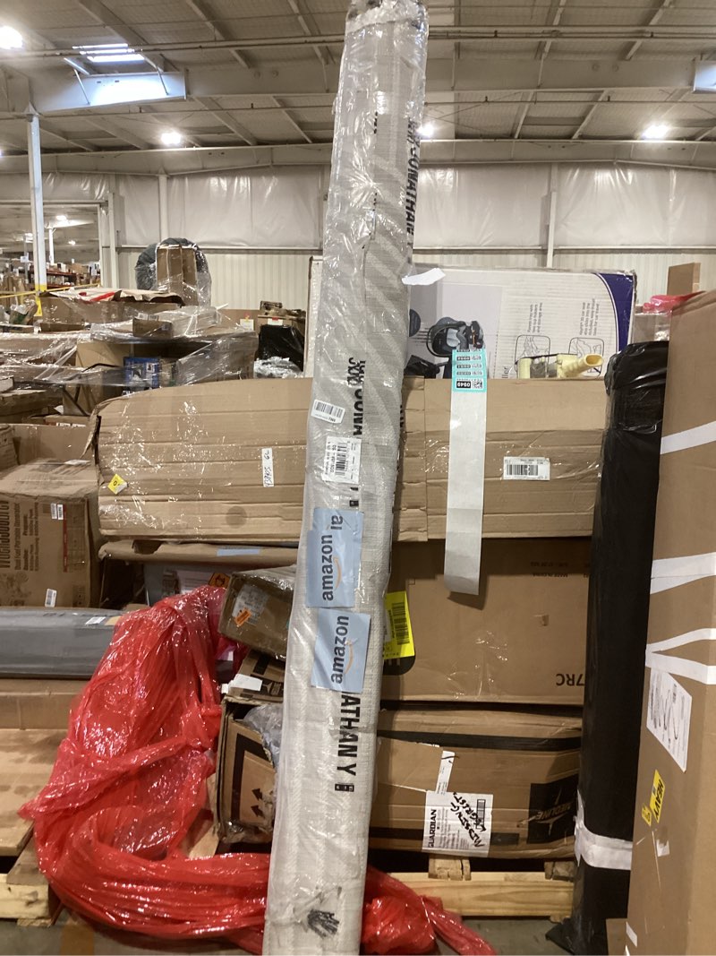 Condition photo showing As Is for JONATHAN Y Hallie High-Low Curve Gray/Ivory 7x7 Square Indoor/Outdoor Area Rug, Minimalist, Pet Friendly, Non-Shedding, Stain Resistant, Hose-Washable for Backyard, Patio, Porch (SCN100A-7SQ) Gray/Ivory 7' x 7' (Square)