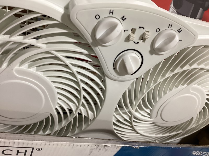 Condition photo showing Good Condition for utilitech 9in reversible window fan