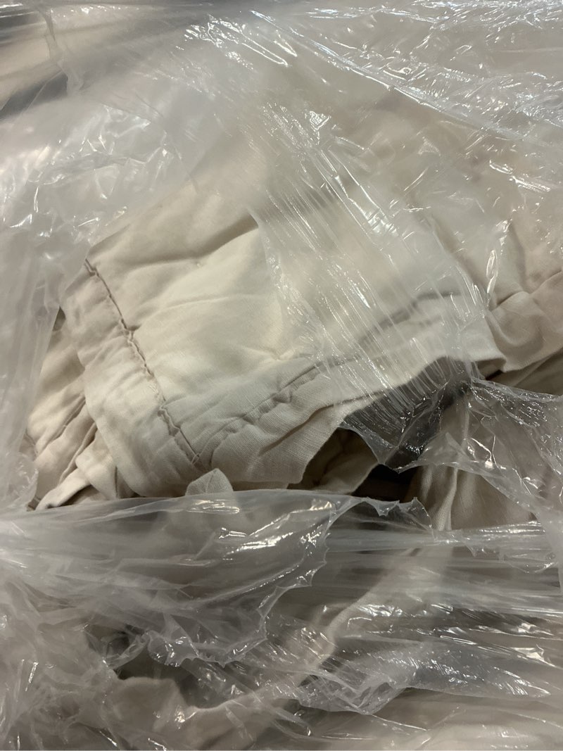 Condition photo showing Good Condition for european linen dream quilt set, full/queen, sand