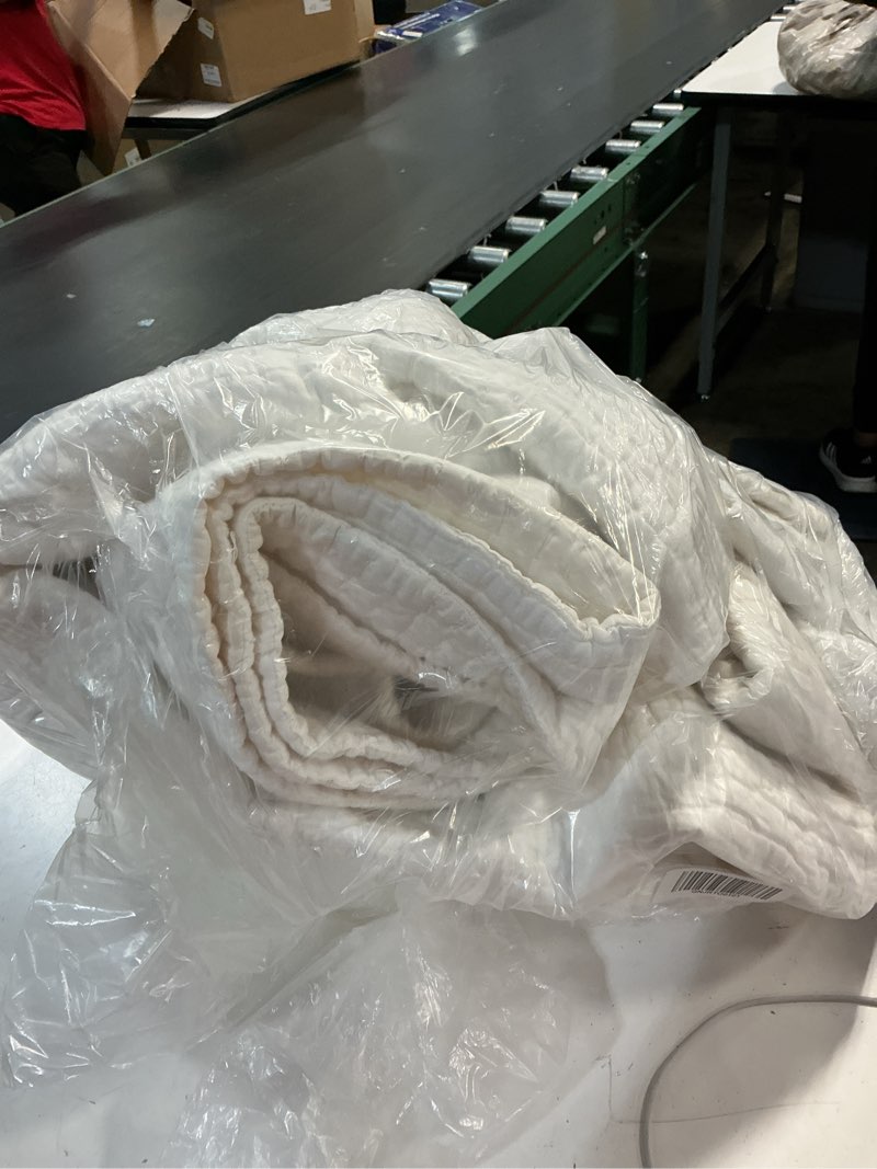 Condition photo showing As Is for silk pick stitch quilt set, king/cal king, ivory