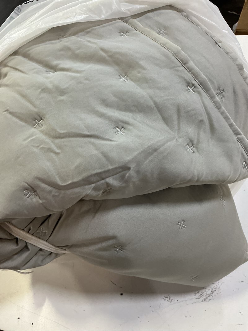 Condition photo showing Good Condition for bamboo dream quilt, king/cal king, light grey