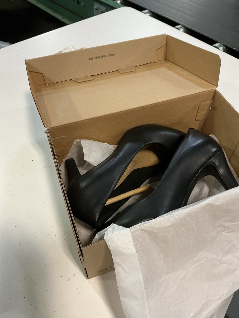 Condition photo showing Good Condition for clarks womens pumps 6.5 black leather