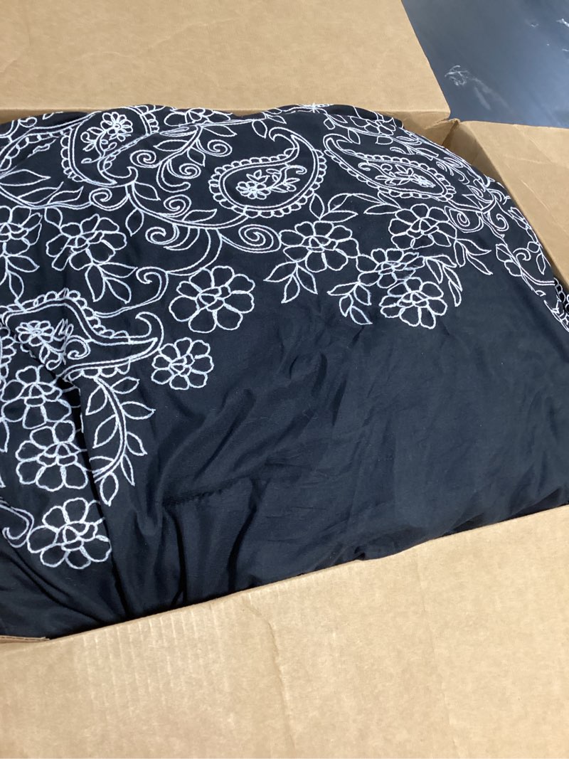 Condition photo showing Good Condition for chezmoi collection linz 7-piece black/white paisley floral scroll embroidered comforter set, king black/white paisley scroll king