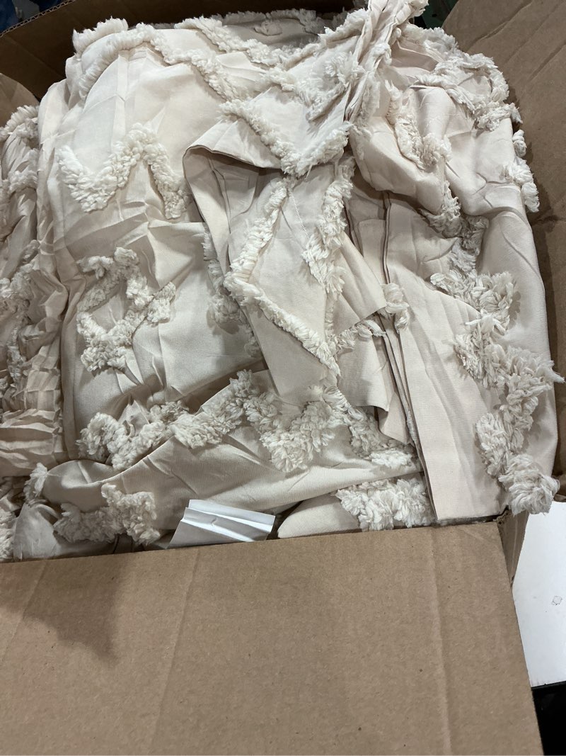 Condition photo showing Good Condition for Amélie Home Boho Comforter Set Twin Size, 2 Piece Beige Boho Bedding Set, Rustic Farmhouse Luxury Gift for Women Home Decor, Soft Cozy Diamond Comforter for All Seasons Beige Twin