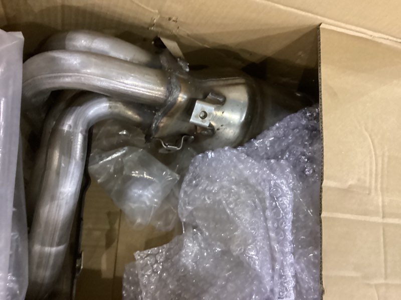 catalytic converter with an integrated exhaust manifold