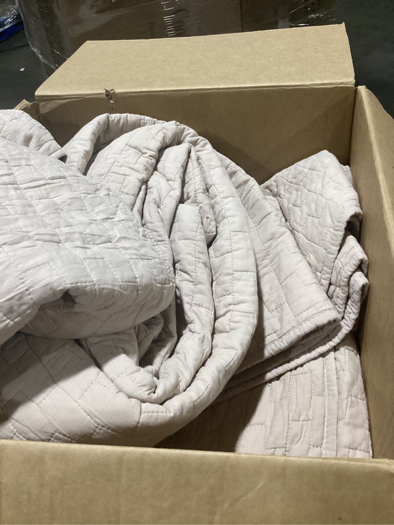 Condition photo showing Good Condition for cotton velvet box quilt set, cal king/king, light taupe
