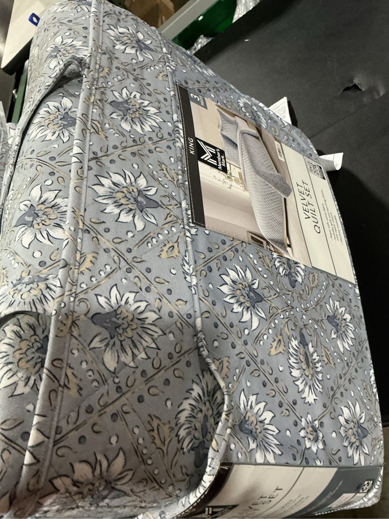 Condition photo showing New/Like New for members mark king velvet quilt set 3 pc