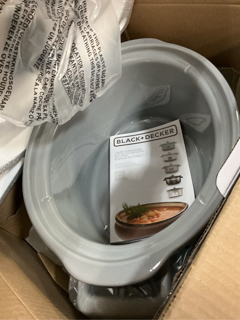 Condition photo showing Good Condition for black+decker 7-quart slow cooker, sc2007d, lid holder, 3 heat settings, extra large handles, dishwasher safe, teal teal wave