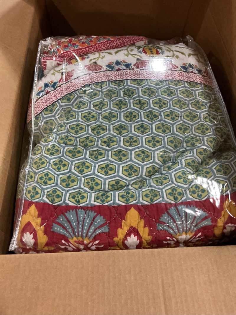 Condition photo showing Good Condition for greenland home thalia quilted bedding set, 3-piece full/queen, tango, one set tango 3-piece full/queen