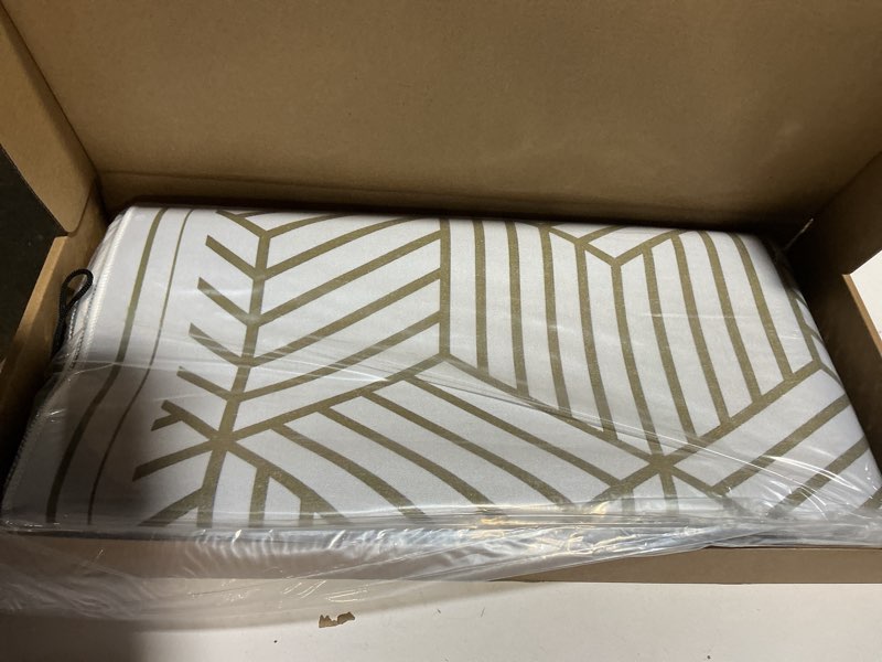 Condition photo showing Good Condition for Deyimmei Mahjong Mat for Table - Non-Slip Mahjong Table Cover with Storage Pockets, Perfect Mahjong Accessories & Gifts for Women, Men, and Mahjong Enthusiasts (Golden Herringbone)