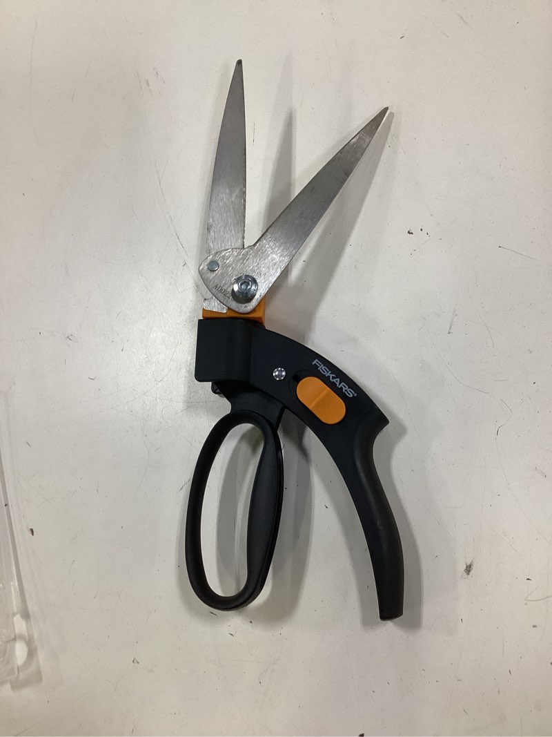 Condition photo showing As Is for fiskars servo-system grass shear gs42, anti-jam servo-system mechanism, length: 34.4 cm, steel blades/plastic handles, black/orange, gs42, 1000589
