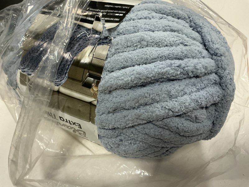 Condition photo showing Good Condition for bernat blanket extra thick 600g-fog blue