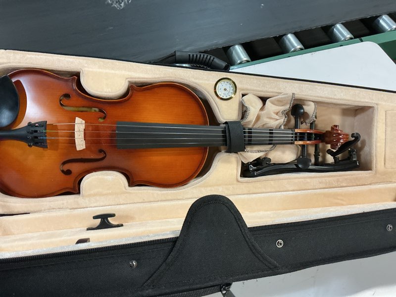 Condition photo showing Good Condition for kmise violin 4/4 full set, high density ebony violins, glossy acoustic fiddle for adults, beginners, students with violin case, rosin, strings, bow, shoulder rest, beginner's guide (ebony, 4/4) ebony 4/4