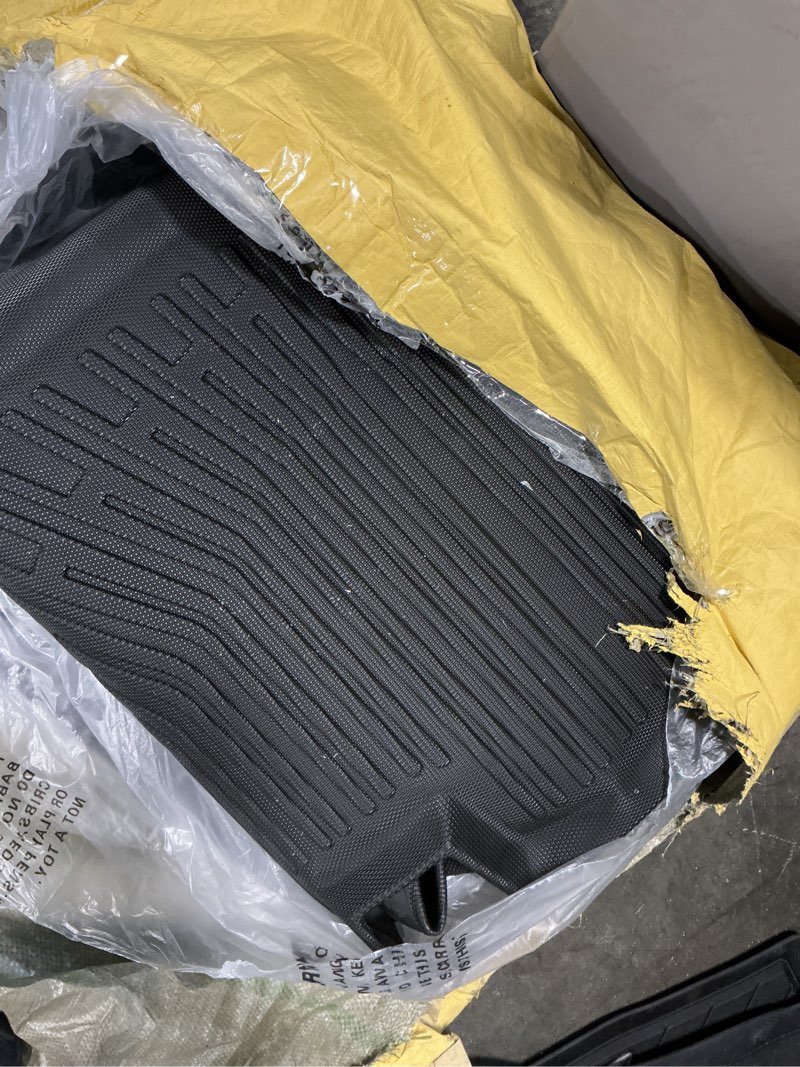 Condition photo showing Good Condition for seatback cargo liner