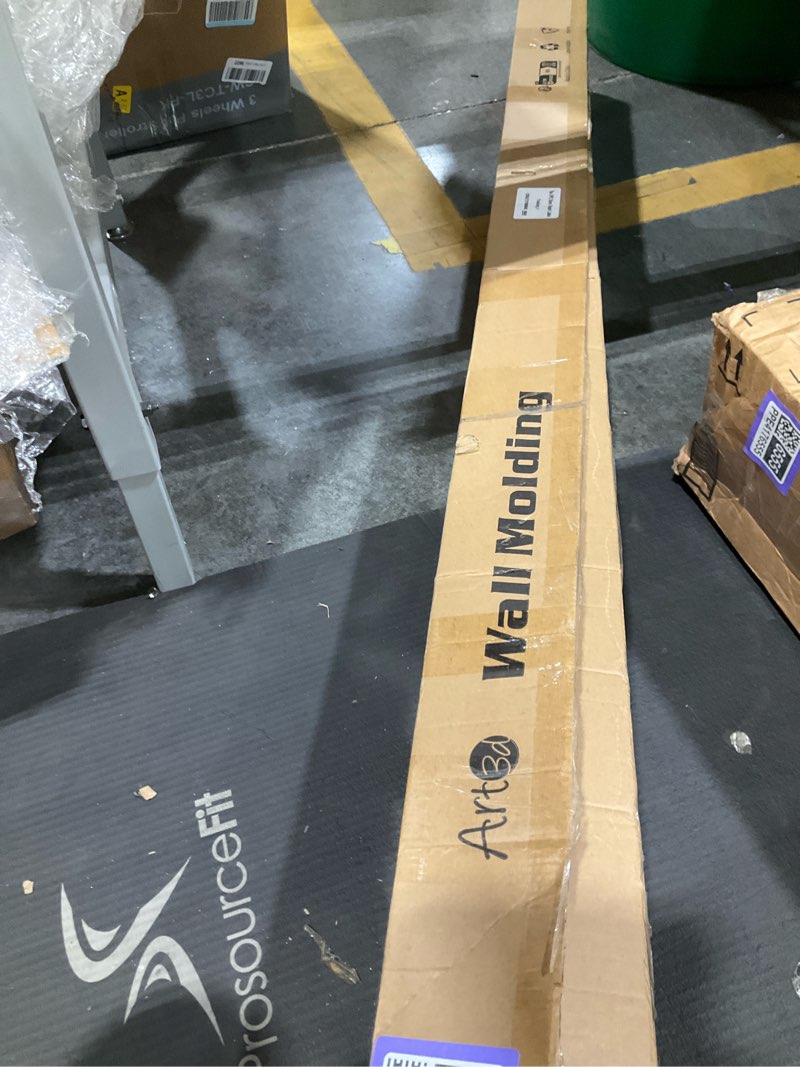 Condition photo showing Good Condition for wall molding