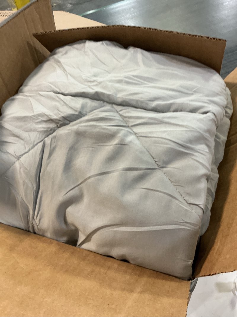 Condition photo showing As Is for Dreamlab Edredón Acolchado para Toda Estación. Relleno de Microfibras Recubiertas con Gel. Lavado a Máquina. Usar como Edredón o con Funda Duvet. Hipoalergénico. (Gris Claro, King Size 259 x 223cm)
