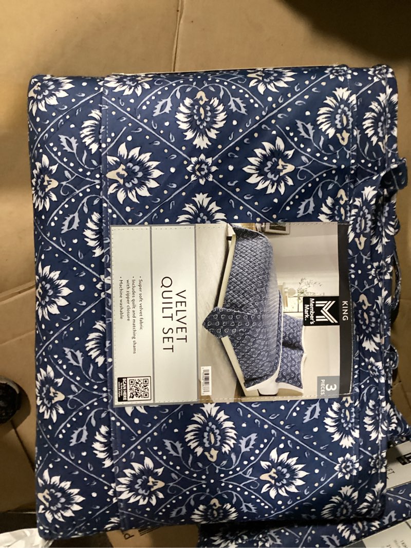 Condition photo showing New/Like New for king size member's mark 3-piece printed velvet quilt sets