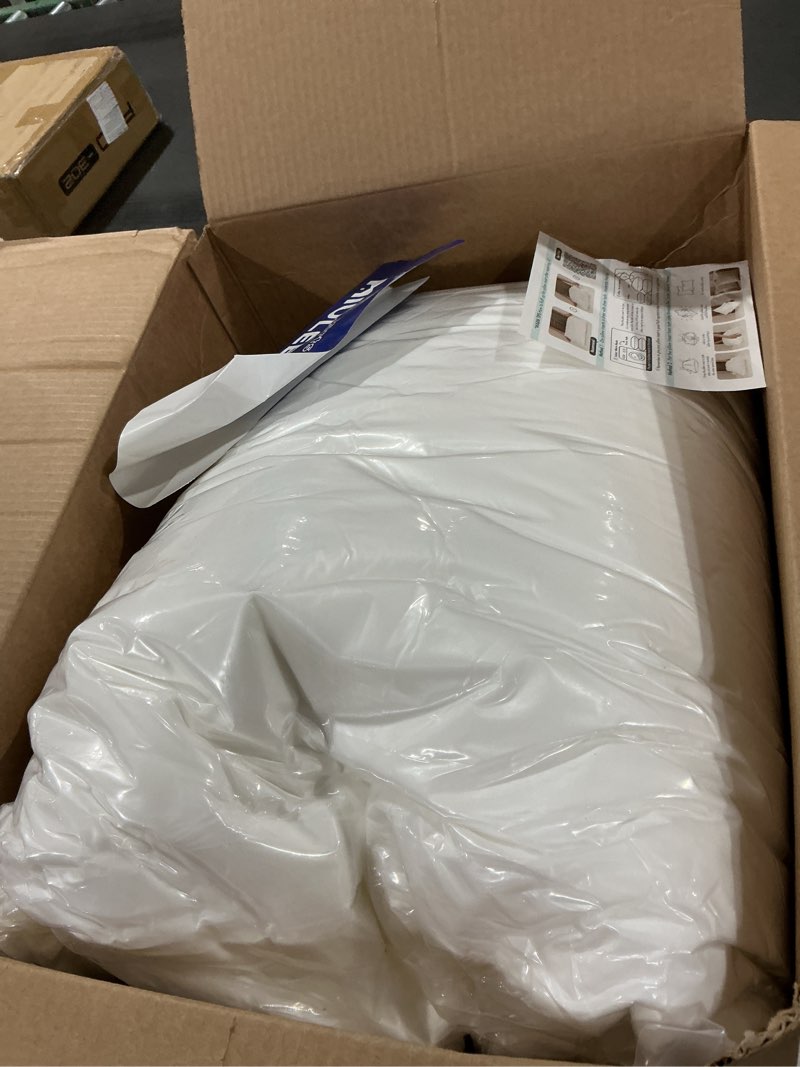 Condition photo showing New/Like New for (Similar to stock photo) Amazon Basics Square Hypoallergenic Pillow Insert, Sofa Bed Couch Decorative Stuffer, 18\", 4 Pack 18 x 18 inches 4 Pack