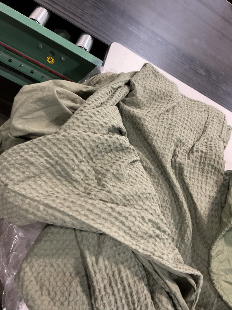 Condition photo showing Good Condition for  organic luxe honeycomb duvet cover queen / 2.000 olive