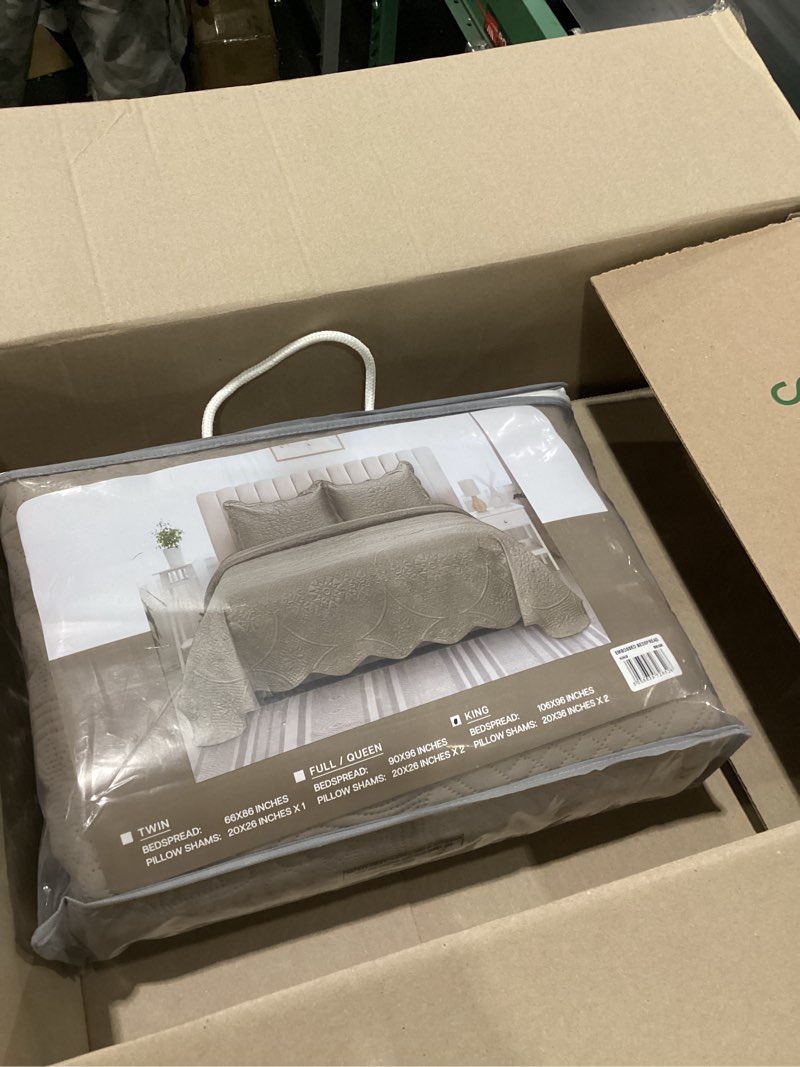 Condition photo showing Good Condition for cmfshape oversize king bedspread 128"x120",3 piece california king quilt,lightweight bed quilt set for all season,modern geometric pattern bedding set beige