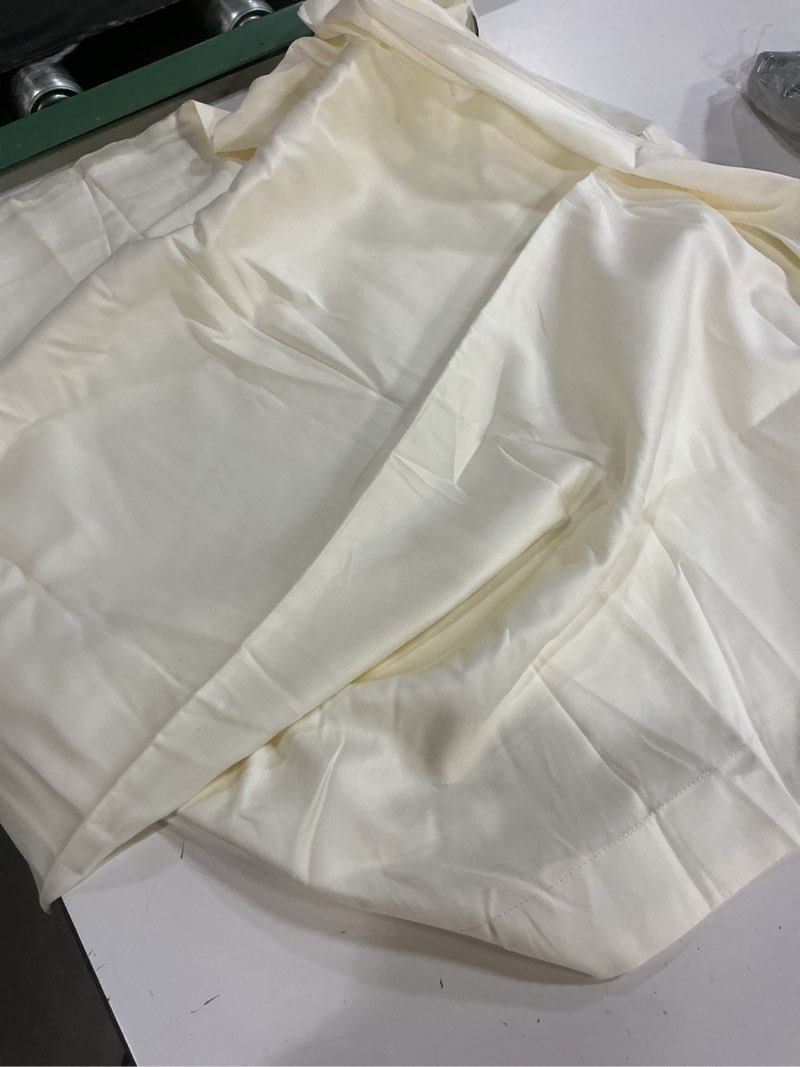 Condition photo showing Good Condition for quince, european bamboo sham 26”x26’/ivory